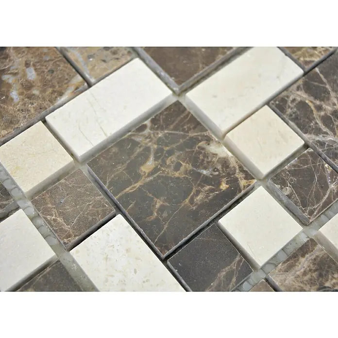Mosaikfliese Mix Emperador XNM MC739 - 30,5 x 30,5 cm, Beige/Braun, Glänzend - Nahaufnahme von quadratischen und rechteckigen Marmorfliesen in Braun- und Beigetönen, ideal für stilvolle Innenräume.