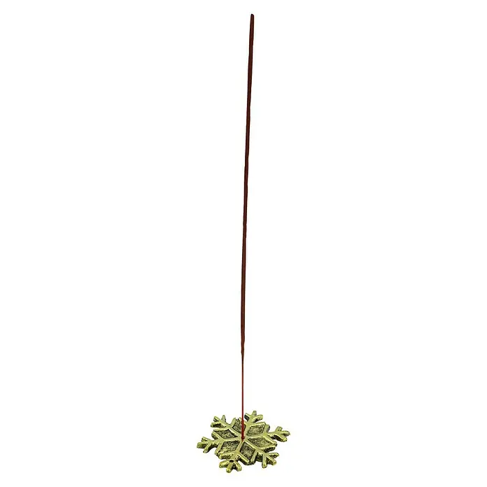 Räucherstäbchen Wintertraum - 1 Stk., Duft: Sortiert - Detailaufnahme eines goldenen Schneeflocken-Kerzenständers mit einer roten Kerze, der auf einer dunklen Oberfläche steht.