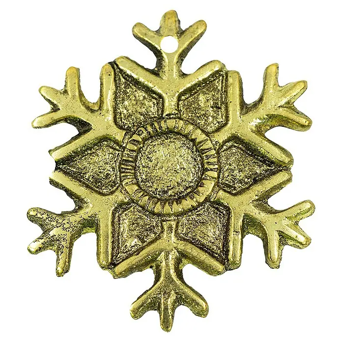 Räucherkerze Wintertraum - 1 Stk., Duft: Sortiert - Nahaufnahme einer goldenen Schneeflocken-Brosche mit filigranen Details, die ein luxuriöses und festliches Accessoire darstellt.