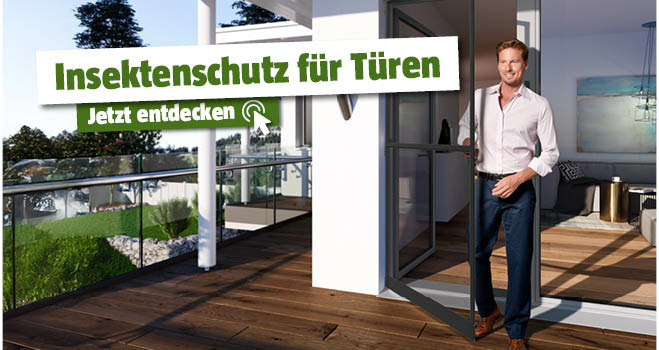 Mann öffnet die Terrassentür mit eingebauten Insektenschutz 