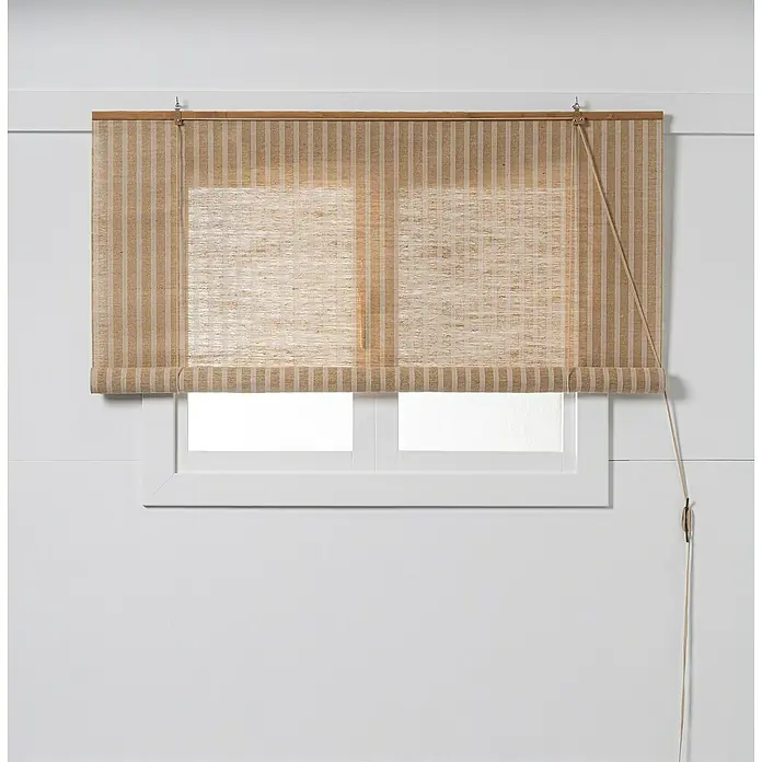 Estor enrollable Yute - An x Al: 120 x 250 cm, Cerezo - Una persiana enrollable de rayas marrones está montada frente a una ventana blanca en una habitación blanca, proporcionando privacidad y estilo.