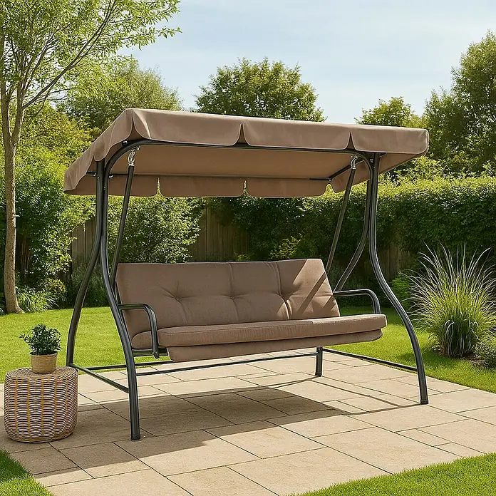 Sunfun Balancín Hollywood - L x An x Al: 194 x 102 x 167 cm, Acero, Número de personas máx.: 3 ud., Taupe - Un columpio de porche marrón con toldo instalado en un patio, con una mesa auxiliar y una planta en maceta al lado.