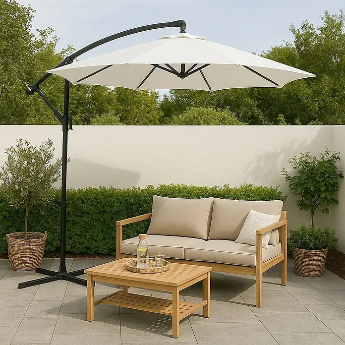 Parasol de jardín Enna - Crudo, Diámetro de cobertura: 300 cm, Aluminio - Un elegante conjunto de patio exterior con sombrilla color crema, sofá y mesa de centro para momentos de relax al aire libre.