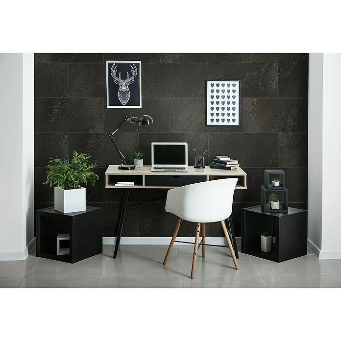 Grosfillex Wall+ Wandpaneel - Black Stone, 600 x 300 x 5 mm - Ein moderner Arbeitsplatz mit einem Schreibtisch, einem weißen Stuhl und dekorativen Elementen, die eine stilvolle und funktionale Büroumgebung schaffen.