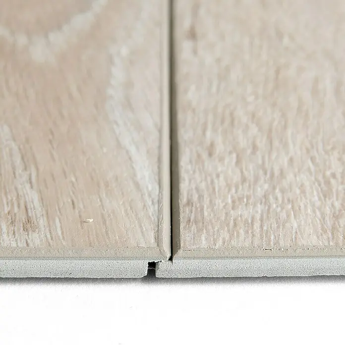 Grosfillex Wall+ Wandpaneel - White Oak, 600 x 300 x 5 mm - Nahaufnahme von zwei miteinander verbundenen Vinylbodenfliesen, die ein realistisches Holzmaserungsmuster zeigen.