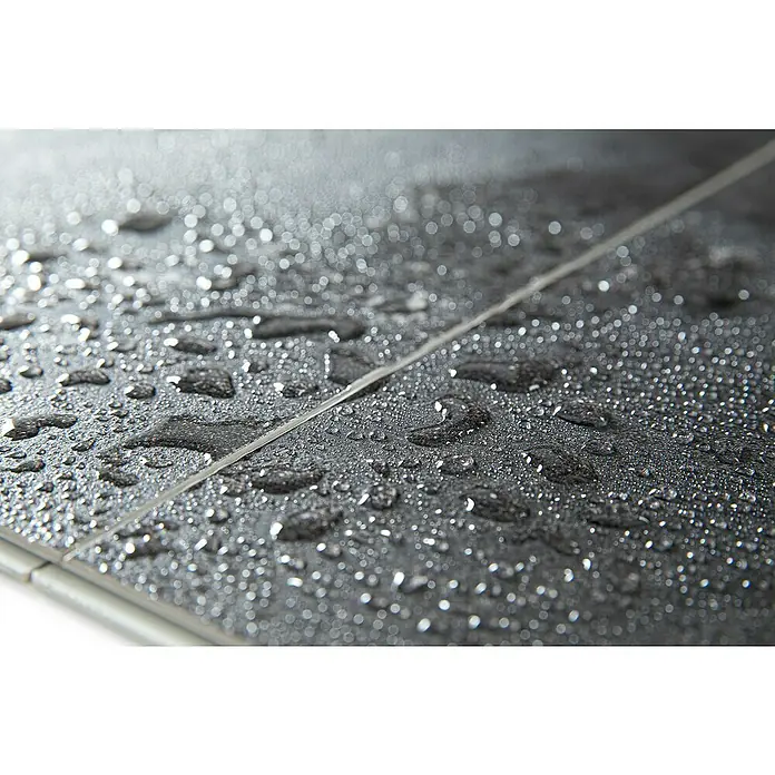 Grosfillex Wall+ Wandpaneel - Black Stone, 600 x 300 x 5 mm - Nahaufnahme von dunklen Bodenfliesen mit Wassertropfen, die die wasserabweisende Oberfläche und die Textur hervorheben. Ideal für Badezimmer und Küchen.