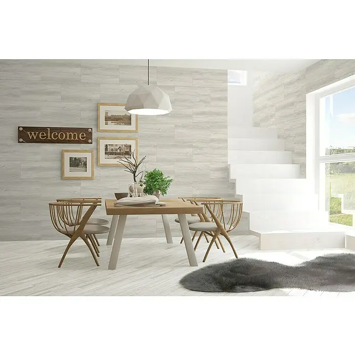 Grosfillex Wall+ Wandpaneel - White Oak, 600 x 300 x 5 mm - Eine elegante Esszene mit einem Holztisch, umgeben von Stühlen mit offenem Rückendesign, unter einer modernen Pendelleuchte.