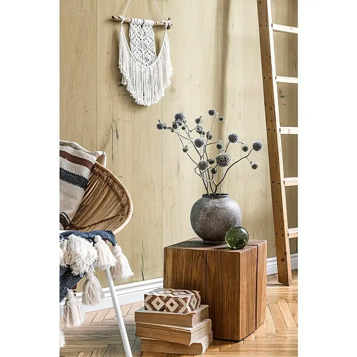 Grosfillex Wandpaneel Element 3D - Antique Oak, 2.600 x 375 x 8 mm - Einrichten mit einer Holzwand, einem Leiterregal, einem Rattan-Stuhl und einem kleinen Holztisch mit einer grauen Vase und Dekorationen.