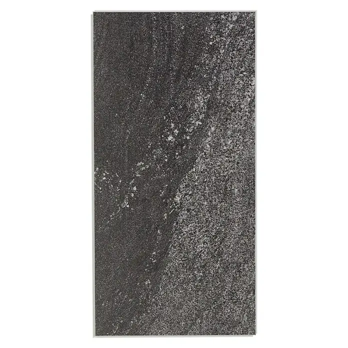 Grosfillex Wall+ Wandpaneel - Black Stone, 600 x 300 x 5 mm - Nahaufnahme einer stilvollen, dunklen Küchenarbeitsplatte mit einzigartiger Textur.