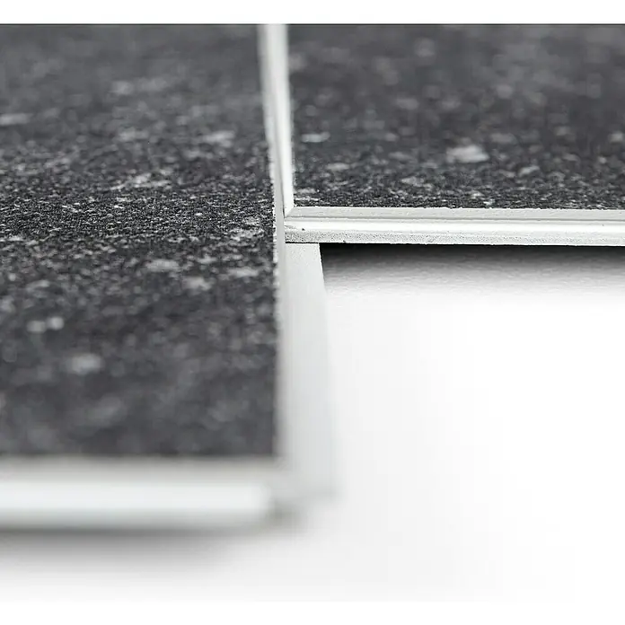 Grosfillex Wall+ Wandpaneel - Black Stone, 600 x 300 x 5 mm - Detailaufnahme von Vinylbodenfliesen in dunklem Farbton, die durch ein Klicksystem verbunden sind. Die Fliesen zeigen eine feine, gesprenkelte Textur.