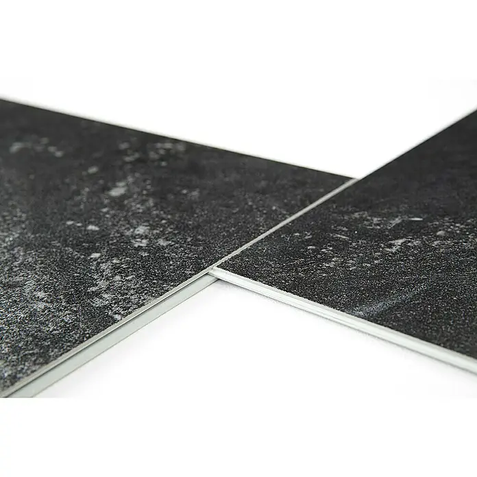 Grosfillex Wall+ Wandpaneel - Black Stone, 600 x 300 x 5 mm - Detailaufnahme von miteinander verbundenen Bodenfliesen in dunkler Steinoptik, die eine moderne und stilvolle Oberfläche zeigen.