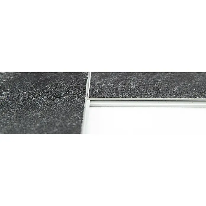 Grosfillex Wall+ Wandpaneel - Black Stone, 600 x 300 x 5 mm - Detailaufnahme von schwarzen Anti-Rutsch-Bodenfliesen mit silbernen Kanten, die auf einem weißen Untergrund verlegt sind. Die Bodenfliesen sind robust und langlebig.