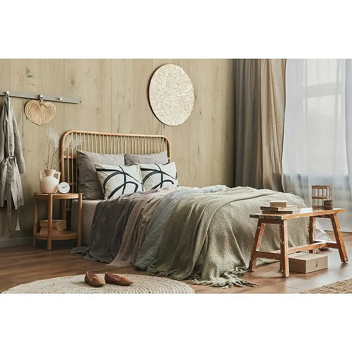 Grosfillex Wandpaneel Element 3D - Antique Oak, 2.600 x 375 x 8 mm - Gemütliches Schlafzimmer mit einem Bett mit Holzrahmen, verschiedenen Kissen, Decken und einem runden Wandbild.