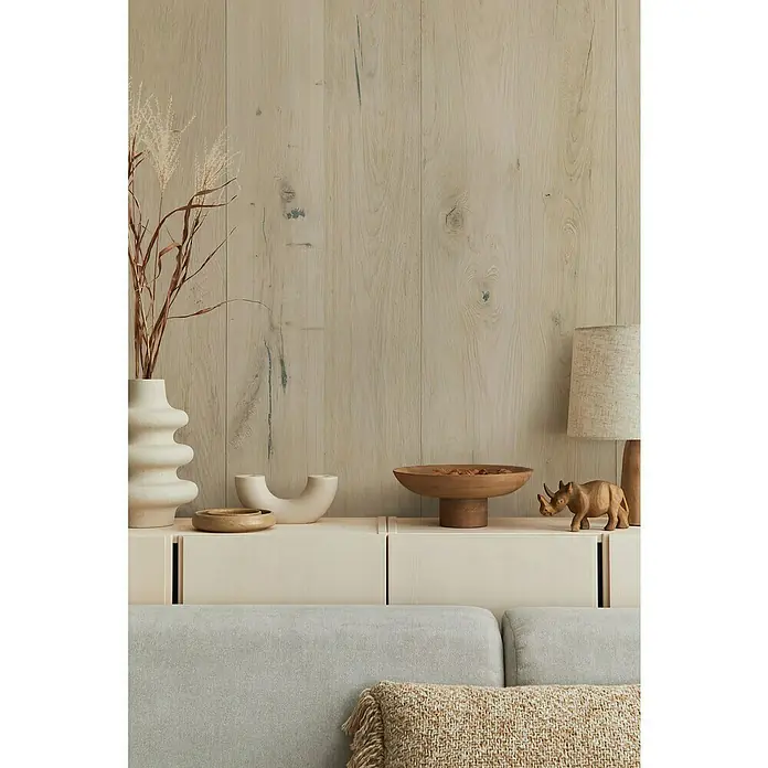 Grosfillex Wandpaneel Element 3D - Antique Oak, 2.600 x 375 x 8 mm - Wohnzimmerdekoration mit Holzelementen und einer stilvollen Lampe auf einem Sideboard. Warme Atmosphäre mit sanften Farben und natürlichen Materialien.