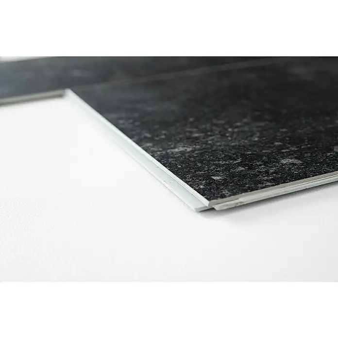 Grosfillex Wall+ Wandpaneel - Black Stone, 600 x 300 x 5 mm - Naheaufnahme einer dunklen, strukturierten Bodenfliese mit umlaufender, heller Kante, die eine moderne und robuste Ästhetik vermittelt.