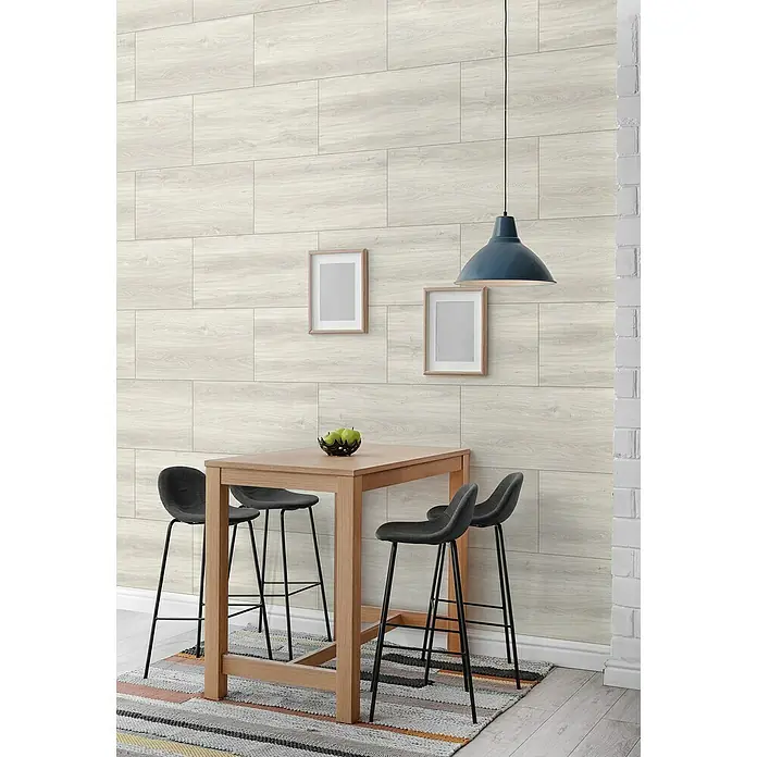 Grosfillex Wall+ Wandpaneel - White Oak, 600 x 300 x 5 mm - Ein moderner Essbereich mit einem Holztisch, Barhockern und einer blauen Hängelampe vor einer hellen Holzwand.