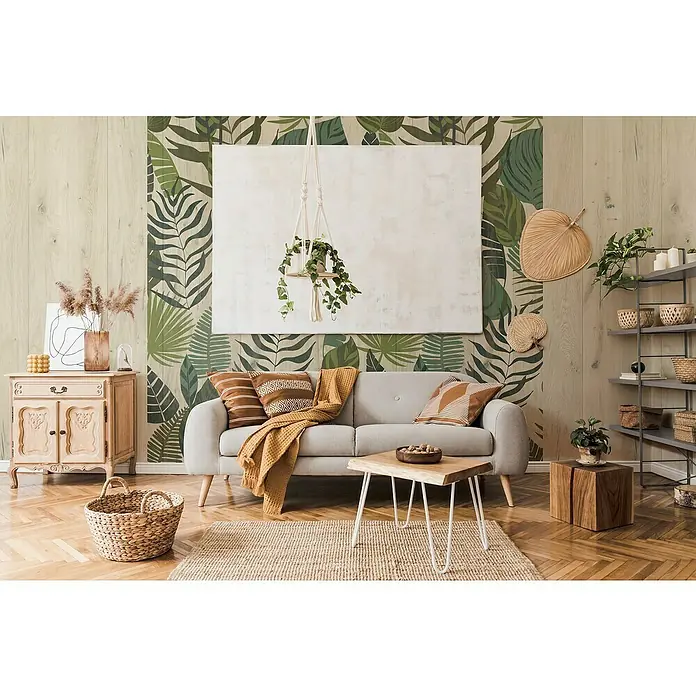 Grosfillex Wandpaneel Element 3D - Antique Oak, 2.600 x 375 x 8 mm - Wohnzimmer mit einer grauen Couch, einem Holztisch und einer grünen Pflanze als Dekoration, die eine gemütliche Atmosphäre schafft.