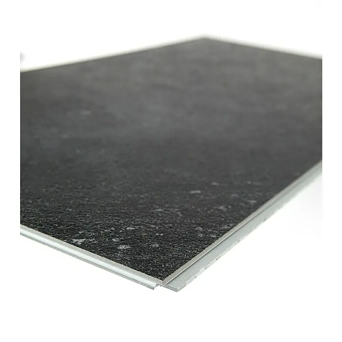 Grosfillex Wall+ Wandpaneel - Black Stone, 600 x 300 x 5 mm - Nahaufnahme einer dunkelgrauen Vinylfliese, die ihre Textur und das Klicksystem für einfache Installation zeigt.