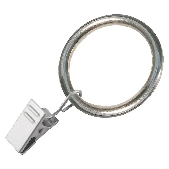 Expo Ambiente Rundring-Pack - Edelstahloptik, 10 Stk. - Nahaufnahme eines silbernen Vorhangrings mit Clip zur einfachen Befestigung des Vorhangs an der Stange, ideal für jedes Zuhause.