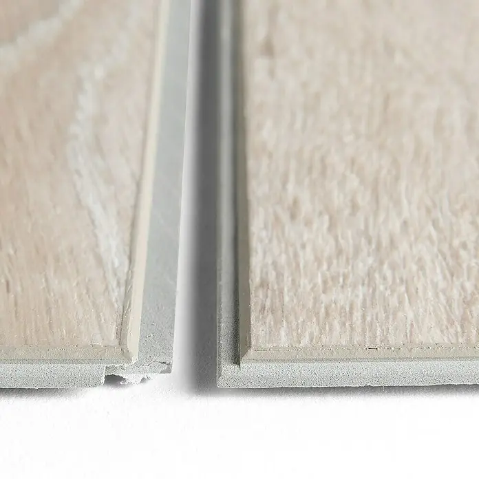 Grosfillex Wall+ Wandpaneel - White Oak, 600 x 300 x 5 mm - Detailaufnahme von zwei Vinyl-Bodenfliesen, die nebeneinander liegen, mit einem Fokus auf die Verbindung zwischen den Dielen.