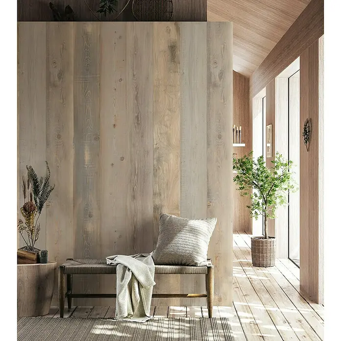 Grosfillex Wandpaneel Element 3D - Nordic, 2.600 x 375 x 8 mm - Zimmerinterieur mit hellen Holzwänden, einer Bank mit Kissen und einer Pflanze. Die Einrichtung strahlt eine natürliche und beruhigende Atmosphäre aus.