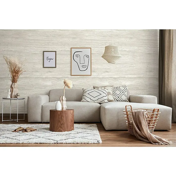 Grosfillex Wandpaneel Element 3D - Romano Bianco, 2.600 x 375 x 8 mm - Wohnzimmer-Szene mit beigem Ecksofa, Holztisch, Korb, Teppich und minimalistischen Deko-Elementen für ein gemütliches Ambiente.