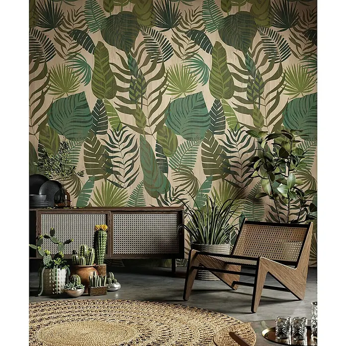 Grosfillex Wandpaneel Element 3D - Jungle Wood, 2.600 x 375 x 8 mm - Gemütliches Wohnzimmer mit exotischer Tapete, Rattansessel und Kommode mit Kaktus-Dekoration. Der Jute-Teppich rundet das natürliche Ambiente ab.
