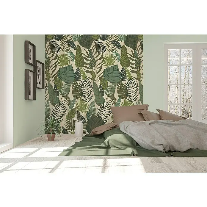 Grosfillex Wandpaneel Element 3D - Jungle Wood, 2.600 x 375 x 8 mm - Schlafzimmer mit Pflanzenmuster-Tapete, grüner Bettwäsche und Holzboden, das eine entspannende und natürliche Atmosphäre schafft.