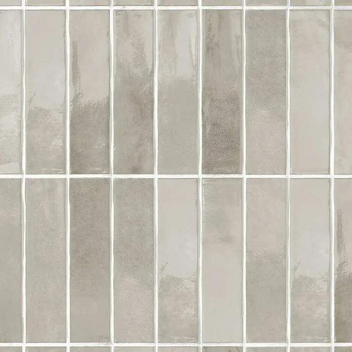 Grosfillex Wandpaneel Element 3D - Vertical Greige, 2.600 x 375 x 8 mm - Nahaufnahme der rechteckigen, beige glasierten Fliesen mit weißem Fugenmörtel, die eine elegante und moderne Wandverkleidung bilden.