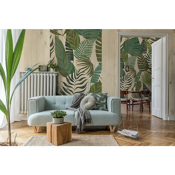 Grosfillex Wandpaneel Element 3D - Jungle Wood, 2.600 x 375 x 8 mm - Einladendes Wohnzimmer mit mintgrünem Sofa, Holzhocker und tropischem Wandmuster. Gemütliche Atmosphäre mit Zimmerpflanze und Magazinständer.