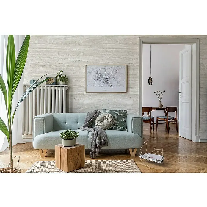 Grosfillex Wandpaneel Element 3D - Romano Bianco, 2.600 x 375 x 8 mm - Wohnzimmer mit einem mintgrünen Sofa, einem Holzhocker und einer Zimmerpflanze.