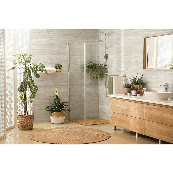 Grosfillex Wandpaneel Element 3D - Romano Bianco, 2.600 x 375 x 8 mm - Das Bild zeigt ein stilvolles Badezimmer mit modernen Holzmöbeln, einer begehbaren Dusche und verschiedenen Zimmerpflanzen, die eine entspannende Atmosphäre schaffen.