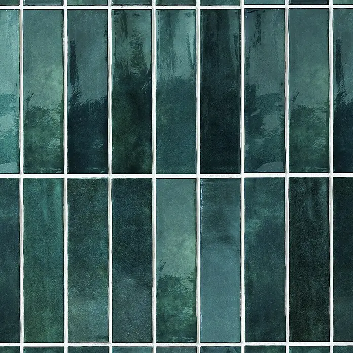 Grosfillex Wandpaneel Element 3D - Vertical Laggon, 2.600 x 375 x 8 mm - Grüne vertikale Fliesen mit weißem Fugenmörtel, die eine strukturierte Wandverkleidung ergeben. Ein attraktives Detail für Bad oder Küche.