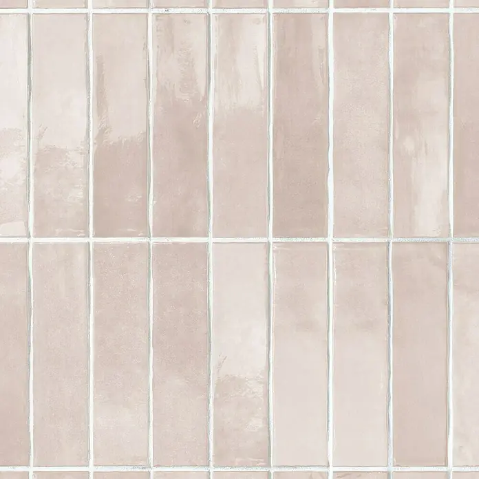 Grosfillex Wandpaneel Element 3D - Vertical Rose, 2.600 x 375 x 8 mm - Nahaufnahme von glänzenden, rechteckigen rosa Wandfliesen mit hellen Fugen, die ein elegantes und sauberes Design für jeden Raum bieten.