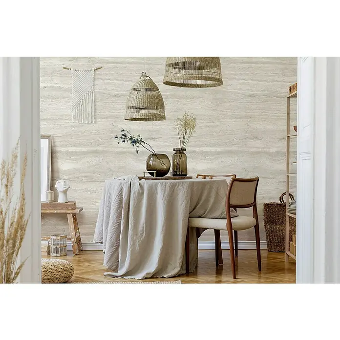 Grosfillex Wandpaneel Element 3D - Romano Bianco, 2.600 x 375 x 8 mm - Stilvolles Esszimmer mit runden Tisch mit Leinentuch, Stuhl, Dekoration und Hängelampen für eine gemütliche Atmosphäre.