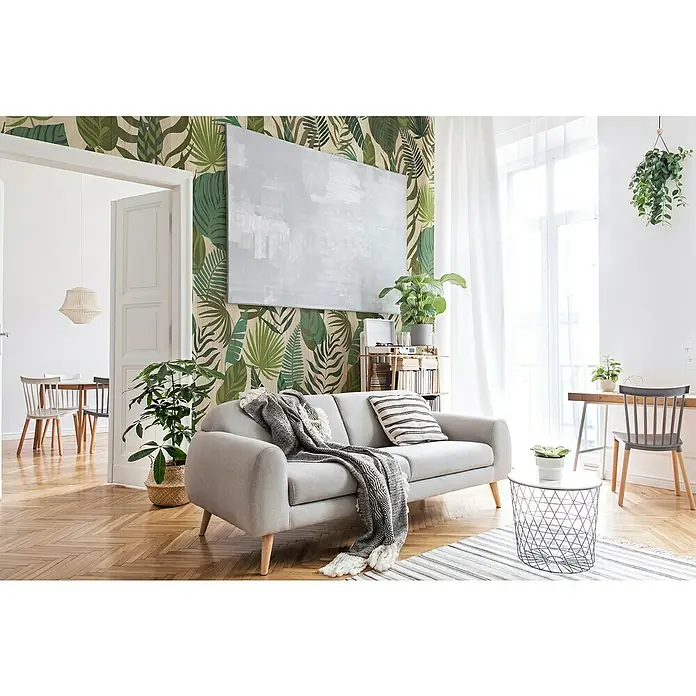 Grosfillex Wandpaneel Element 3D - Jungle Wood, 2.600 x 375 x 8 mm - Einladendes Wohnzimmer mit grauem Sofa, Pflanzen und stilvoller Dekoration. Das Sofa ist mit einer Decke und Kissen dekoriert.