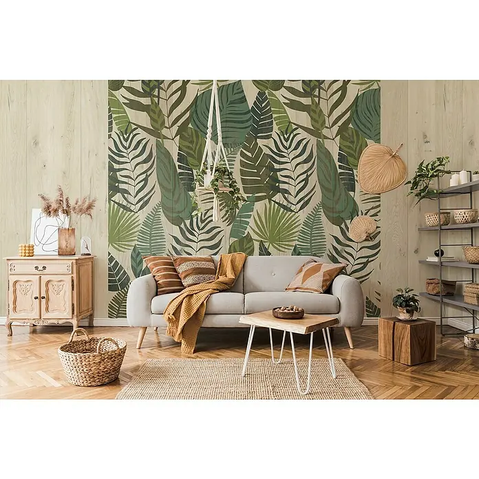 Grosfillex Wandpaneel Element 3D - Jungle Wood, 2.600 x 375 x 8 mm - Wohnzimmer mit grauem Sofa, Holztisch und grünem Blätter-Wandbild, das eine natürliche und stilvolle Atmosphäre schafft.