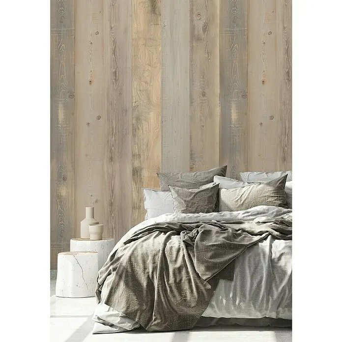 Grosfillex Wandpaneel Element 3D - Nordic, 2.600 x 375 x 8 mm - Helle Holzpaneelwand mit einem eleganten Bett im Vordergrund. Die vertikalen Paneele erzeugen ein stilvolles, modernes Ambiente.