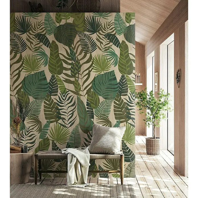 Grosfillex Wandpaneel Element 3D - Jungle Wood, 2.600 x 375 x 8 mm - Einladender Raum mit einer Sitzbank vor einer Wand mit üppigem Blattmuster, der eine ruhige und stilvolle Atmosphäre schafft.