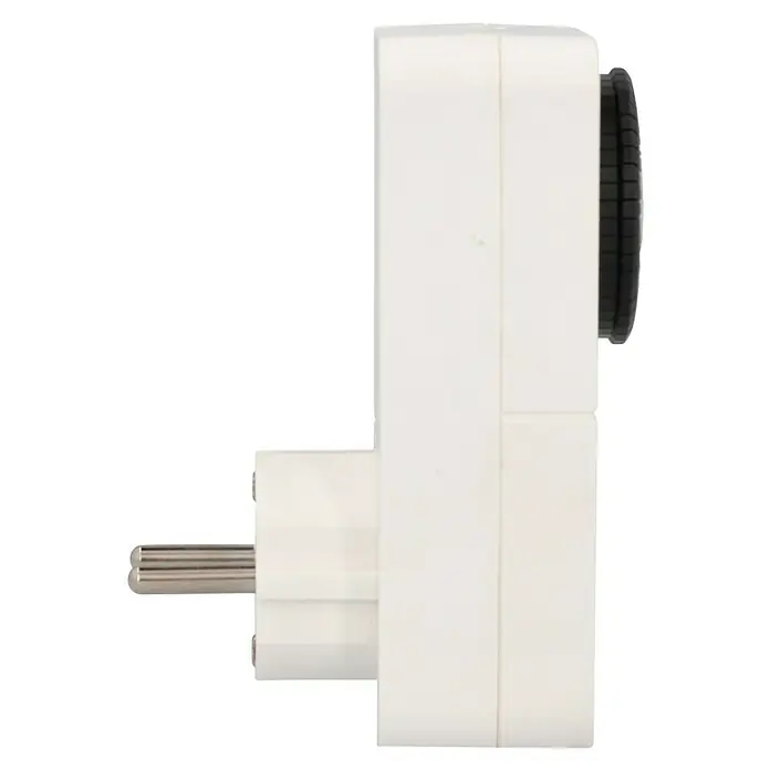 UniTEC Tages-Zeitschaltuhr Greenline Analog - Weiß, 3.680 W - Nahaufnahme eines weißen Smart Home-Steckers mit Stiften für die Steckdose und einer runden, schwarzen Taste an der Seite.