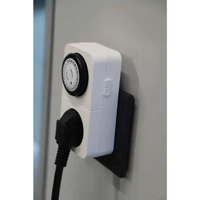 UniTEC Tages-Zeitschaltuhr Greenline Analog - Weiß, 3.680 W - Zeitschaltuhr mit Stecker in Steckdose an Wand.