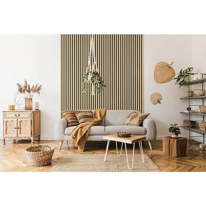 Grosfillex Wandpaneel Element 3D - Linio Ash, 2.600 x 375 x 8 mm - Stilvolles Wohnzimmer mit modernem Sofa, Holztisch und dekorativen Elementen, die eine gemütliche Atmosphäre schaffen. Der Holzvertäfelung verleiht Wärme.