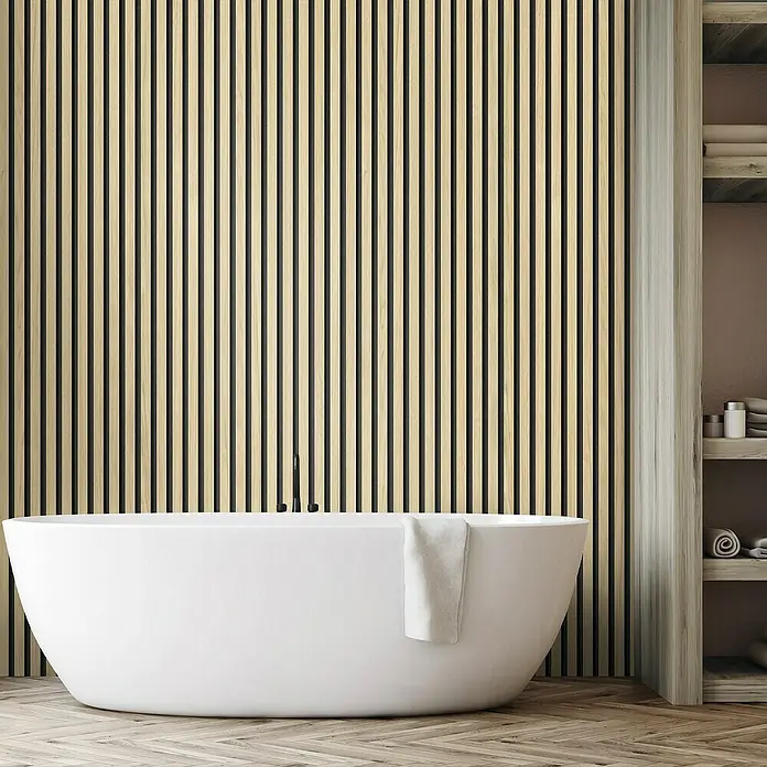 Grosfillex Wandpaneel Element 3D - Linio Ash, 2.600 x 375 x 8 mm - Elegantes Badezimmer mit freistehender Badewanne und stilvoller Holzpaneelwand für ein modernes Ambiente. Handtücher sind im Regal ordentlich gestapelt.