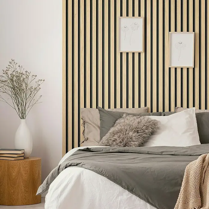 Grosfillex Wandpaneel Element 3D - Linio Ash, 2.600 x 375 x 8 mm - Stilvolles Schlafzimmer mit einer Akustikpaneel-Wand in Holzoptik als Blickfang, die dem Raum Wärme und eine moderne Note verleiht.