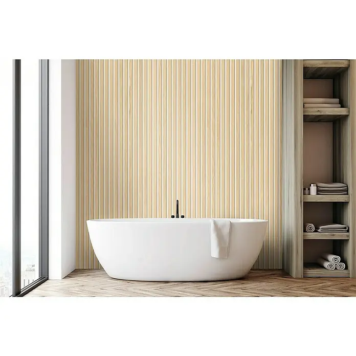 Grosfillex Wandpaneel Element 3D - Linio Bright Ash, 2.600 x 375 x 8 mm - Badezimmer mit freistehender Badewanne vor einer Wand mit Holzvertäfelung und einem offenen Holzregal mit Handtüchern.