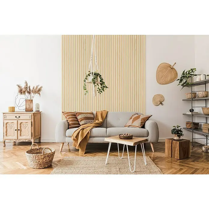 Grosfillex Wandpaneel Element 3D - Linio Bright Ash, 2.600 x 375 x 8 mm - Wohnzimmer mit beigem Sofa, Holztisch, Rattankorb und -dekorationen. Die Wand ist mit Holzpaneelen verkleidet, die dem Raum eine warme Note verleihen.