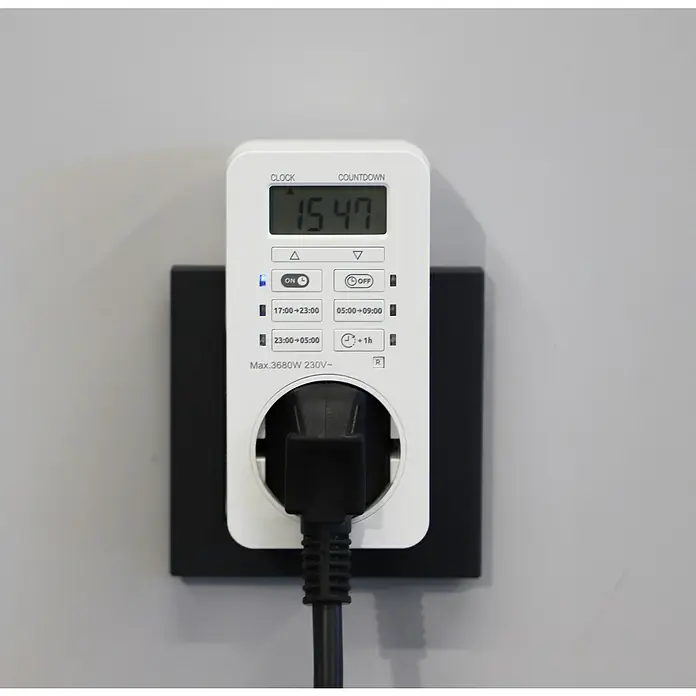 UniTEC Tages-Zeitschaltuhr Greenline Digital - Weiß, 3.680 W - Eine Zeitschaltuhr mit digitaler Anzeige ist an eine Steckdose angeschlossen. Sie dient zur zeitgesteuerten Steuerung von elektrischen Geräten.