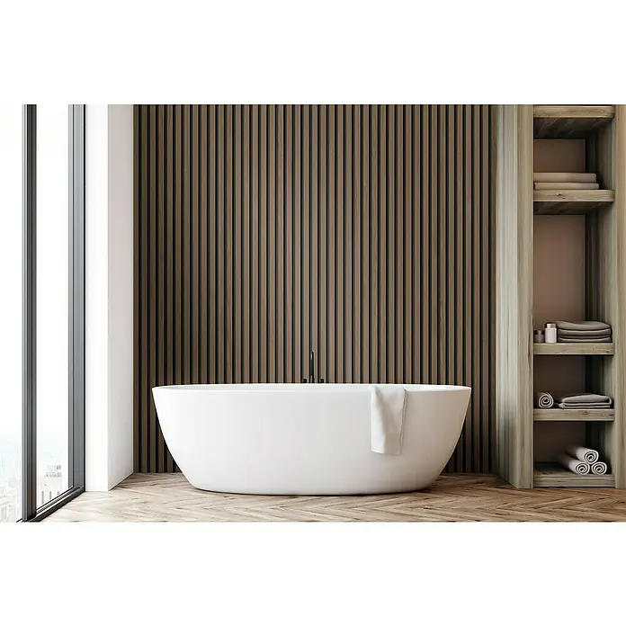 Grosfillex Wandpaneel Element 3D - Linio Walnut, 2.600 x 375 x 8 mm - Elegantes Badezimmer mit freistehender Badewanne vor einer stilvollen Holzpaneelwand und einem Regal mit Handtüchern.