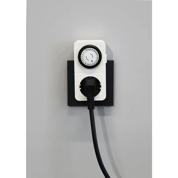 UniTEC Tages-Zeitschaltuhr Greenline Analog - Weiß, 3.680 W - Eine Nahaufnahme eines programmierbaren Timers an einer Steckdose mit angeschlossenem Stecker, ideal für die Hausautomation.