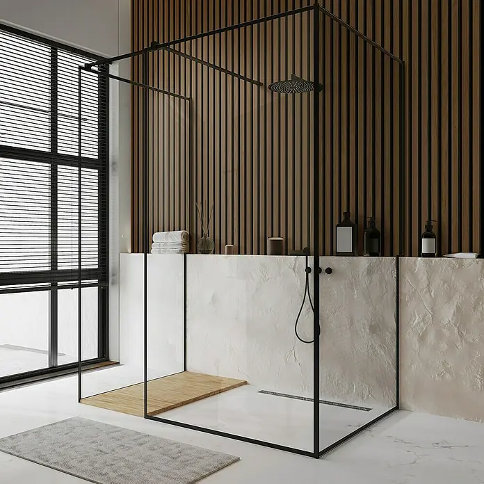 Grosfillex Wandpaneel Element 3D - Linio Walnut, 2.600 x 375 x 8 mm - Moderne Dusche mit schwarzem Rahmen und Holzakzenten vor einer hölzernen Wand. Stilvolles Design für ein entspannendes Duscherlebnis.